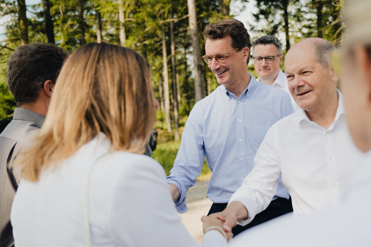 landnrw's tweet photo. In dieser Legislatur sollen 1.000 Windenergieanlagen in #NRW entstehen, so MP @HendrikWuest beim Besuch im Bürger-Windpark #Simmerath mit @Bundeskanzler Scholz. So will #NRW die Klimaschutzziele erreichen, die Wettbewerbsfähigkeit erhalten und die Energiesouveränität 🇩🇪 sichern. https://t.co/J7T6wWeKiw