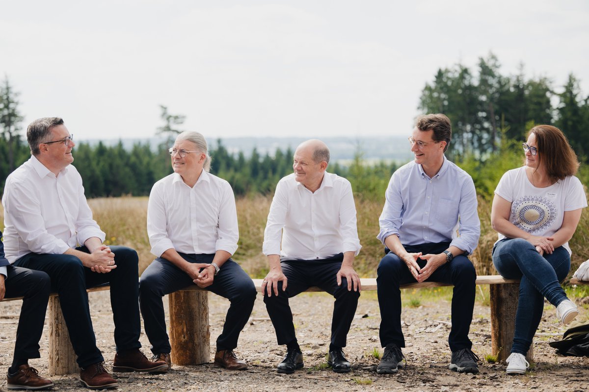 landnrw's tweet photo. In dieser Legislatur sollen 1.000 Windenergieanlagen in #NRW entstehen, so MP @HendrikWuest beim Besuch im Bürger-Windpark #Simmerath mit @Bundeskanzler Scholz. So will #NRW die Klimaschutzziele erreichen, die Wettbewerbsfähigkeit erhalten und die Energiesouveränität 🇩🇪 sichern. https://t.co/J7T6wWeKiw