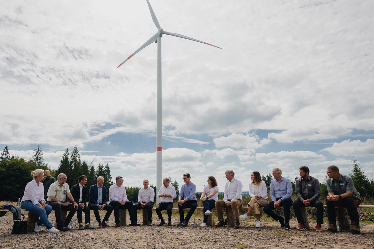 landnrw's tweet photo. In dieser Legislatur sollen 1.000 Windenergieanlagen in #NRW entstehen, so MP @HendrikWuest beim Besuch im Bürger-Windpark #Simmerath mit @Bundeskanzler Scholz. So will #NRW die Klimaschutzziele erreichen, die Wettbewerbsfähigkeit erhalten und die Energiesouveränität 🇩🇪 sichern. https://t.co/J7T6wWeKiw