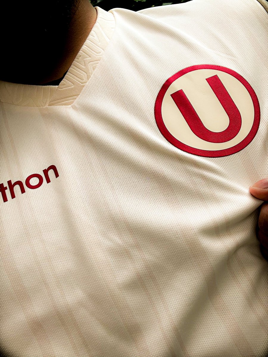 giulianoperu's tweet photo. Y que se bajen los que se quieran bajar, yo con @Universitario voy hasta el final!!! En las buenas y aún más en las peores Y dale U toda la vida escucharán ❤️💛❤️💛 https://t.co/JmKwOgN2SM