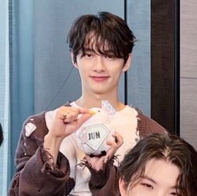 아 개웃기다
다들 펭귄을 의젓하게 들고있는데 오로지 준휘만 펭귄의 부리를 잡고 사진을 찍음
뿌듯해보임ㅋㅋㅋㅠㅠ