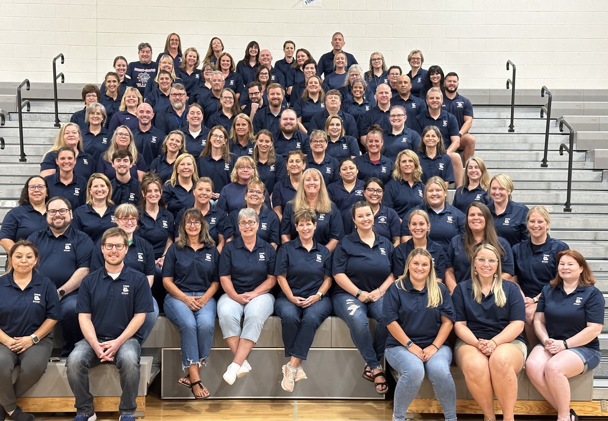 DixonSmithMS's tweet photo. Dixon-Smith Staff! One family! #elevatestafford #Staffordcommunity #BulldogPride https://t.co/YPZ7XU94wG