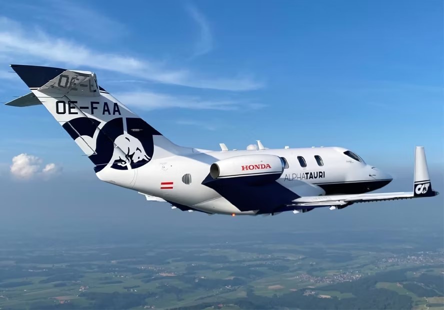 7 Awesome Formula One-Themed Airline Liveries rfr.bz/t6k9019 Order aircraft paint from the aviation paint pros at Casher's Aviation Finishes #cashersaviation #aviationpaint #aircraftpaint #jetlivery #airplanecolor #axaltaaviation