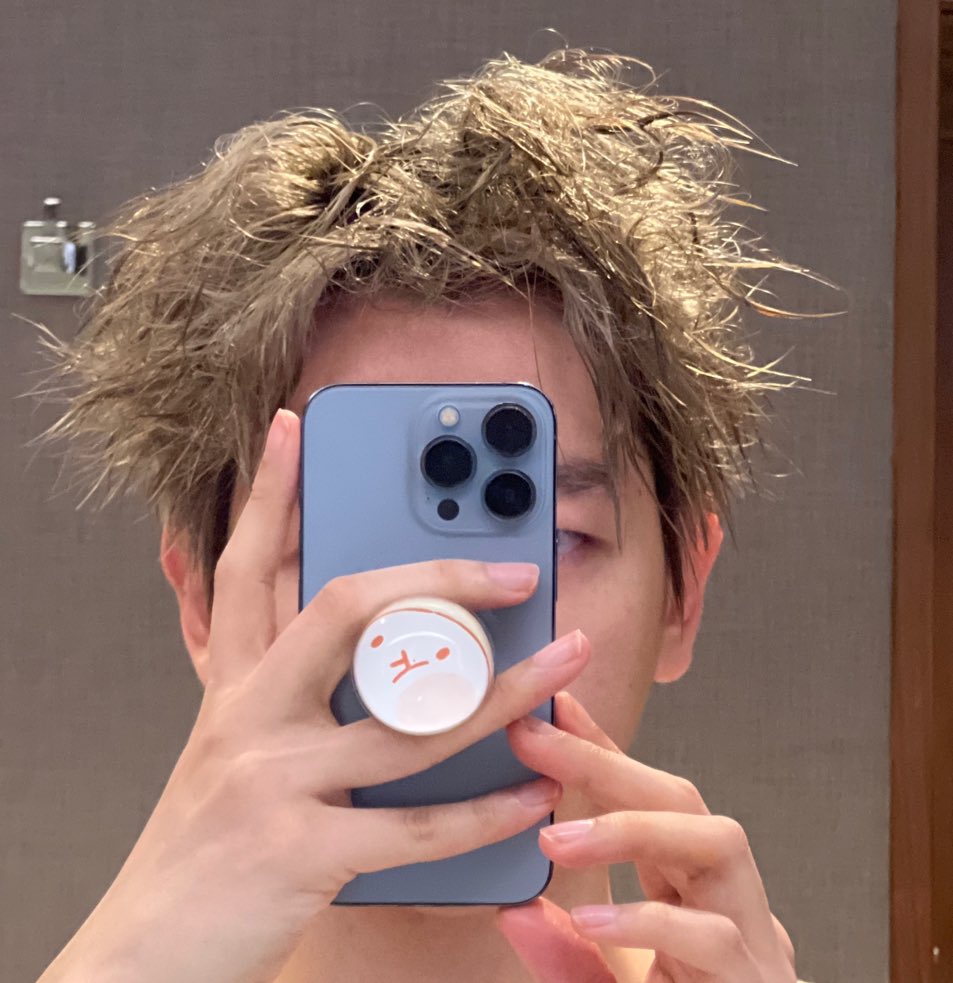 BOXIANx's tweet photo. baekhyun tmi is so cute, the way he excitedly said he now use the electronic toothbrush and he said how his hair was a mess but now it's okay thanks to naejoo or how he talks about sales and ask fans to inform him whenever it's on sale, it's so cute ㅋㅋㅋ https://t.co/UfX7xwqOlw