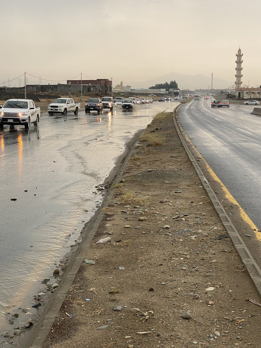 giha087's tweet photo. @jazansa @sabya_city @saudimomrah 
طريق صبيا العيدابي وبالتحديد مقابل محطة ساسكو في جخيره العباره العلويه لتصريف مياه الامطار مغلقه بسبب تجمع الاتربه مما سبب تجمع مياه الامطار ع الطريق العام وعرقلة الحركه المروريه https://t.co/XmjAtmwj2I