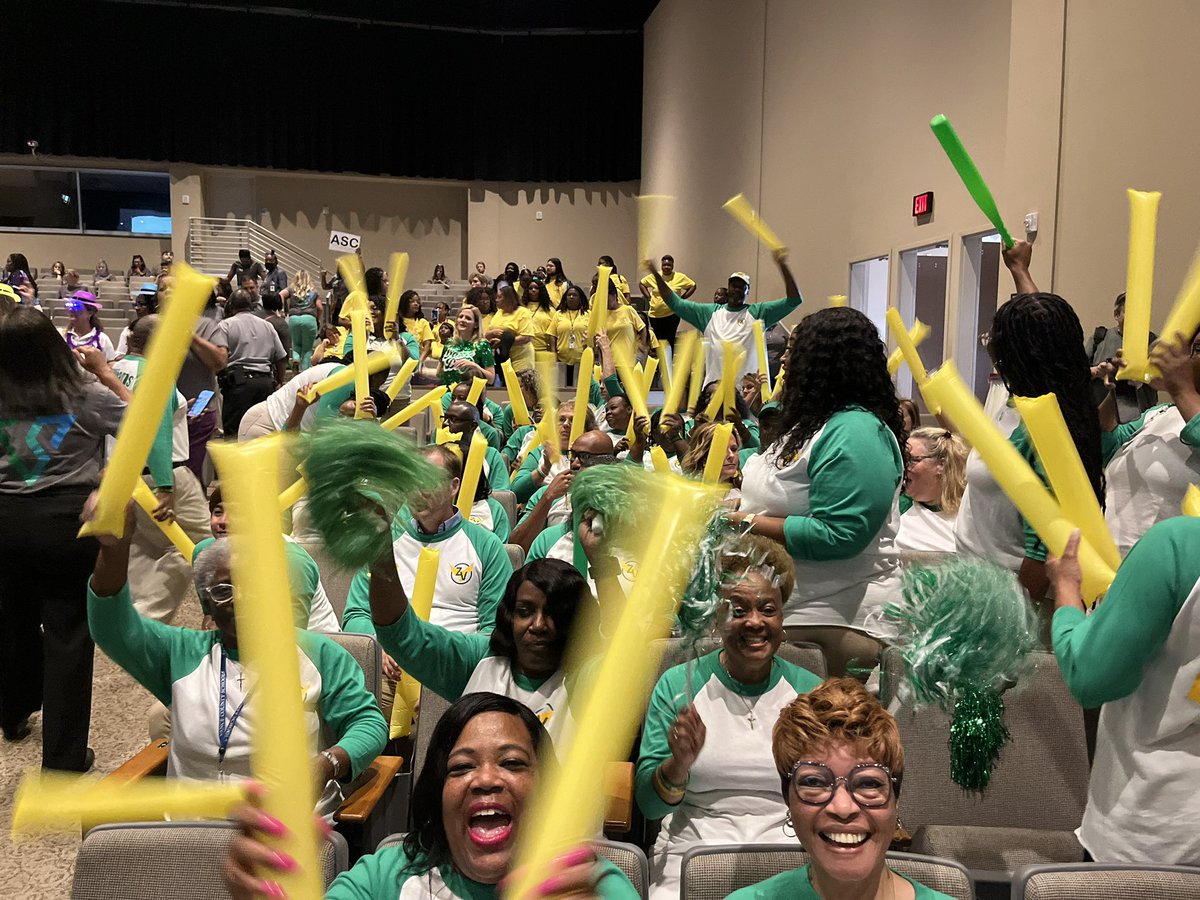 ZebVanceEagles's tweet image. We are ready!!! 💛🦅💚 #experiencevcs