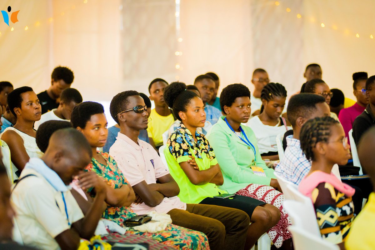 MagazineJimbere's tweet image. 📌 Pour renforcer la qualité du contenu offert, des coachs-animateurs ont été engagés pour guider les visiteurs des espaces #IdeasBox aménagés dans les 3 universités (@UB_Rumuri, @Univ_Ngozi et @UPGBurundi) bénéficiaires du projet sur la mobilité et l'employabilité des #jeunes.