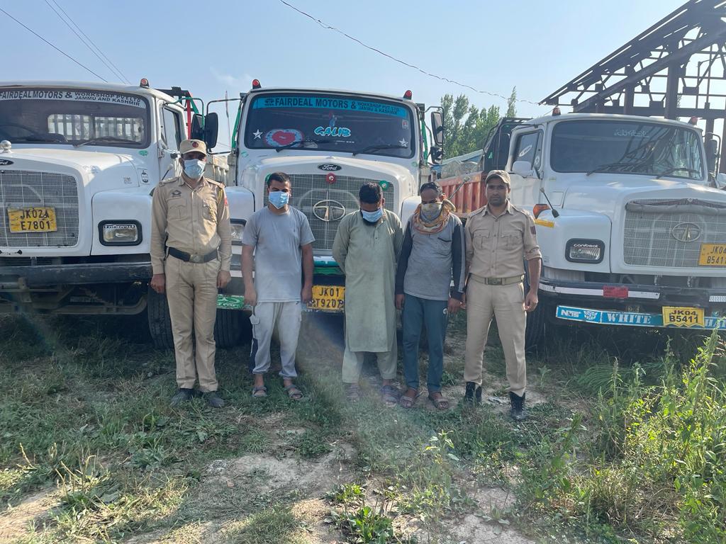 BaramullaPolice's tweet photo. BARAMULLA POLICE SEIZED 3 TIPPERS &amp; ARRESTED 3 DRIVERS, FOR BEING INVOLVED IN TRANSPORTATION/ EXTRACTION OF ILLEGAL MINERALS AT GOSHBUGH PATTAN.
@JmuKmrPolice
@KashmirPolice
@DIGBaramulla
@DCBaramulla
@Amod_India https://t.co/ZkLTYUXVs6