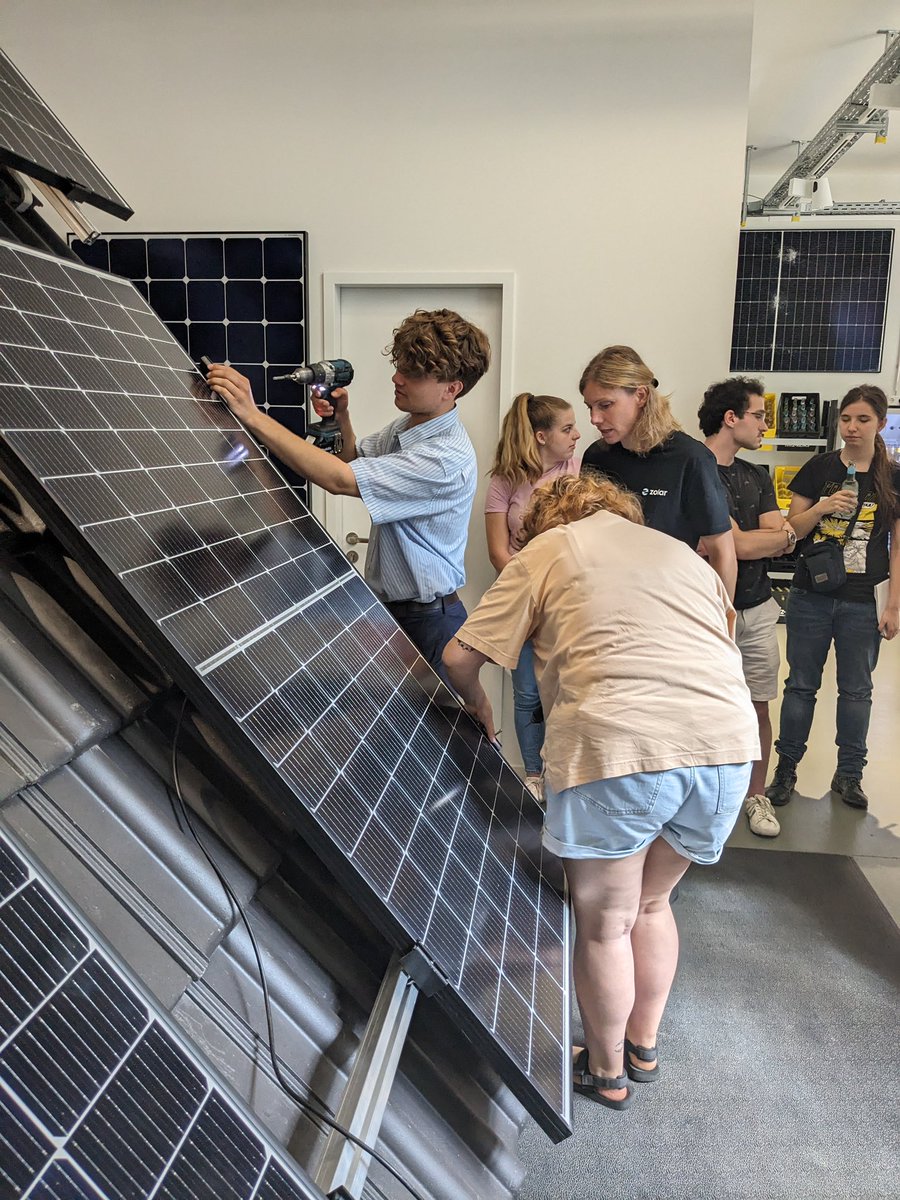 Diese Woche veranstalten wir ein Solarcamp in Berlin: 15 Junge Leute lernen die Basics, um Solarzellen zu montieren. Klimagerechtigkeit heißt für uns auch, gerechte &amp; nachhaltige Arbeitsplätze in der Transformation zu schaffen. 1/2