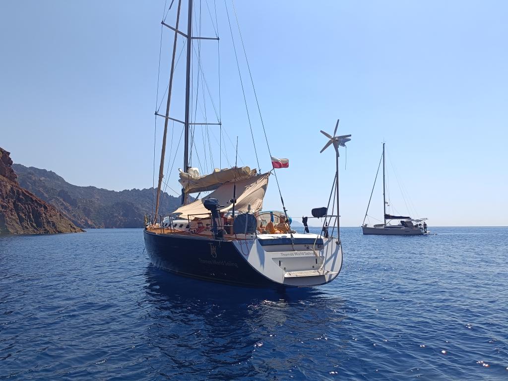 SebastienQuenot's tweet image. La croisière s'amuse à #Scandola.
On mouille sous le panneau d'information, on plonge tranquille, libre de tout contrôle. #EffetReserve #BalanceTonYacht