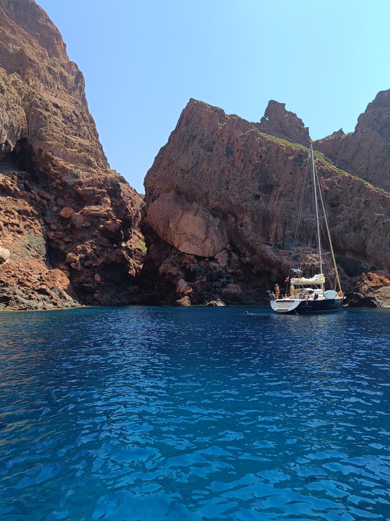 SebastienQuenot's tweet image. La croisière s'amuse à #Scandola.
On mouille sous le panneau d'information, on plonge tranquille, libre de tout contrôle. #EffetReserve #BalanceTonYacht