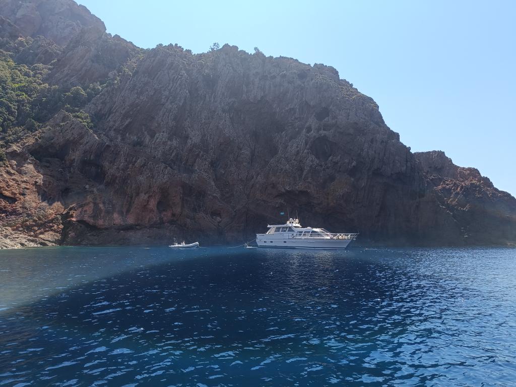 SebastienQuenot's tweet image. La croisière s'amuse à #Scandola.
On mouille sous le panneau d'information, on plonge tranquille, libre de tout contrôle. #EffetReserve #BalanceTonYacht