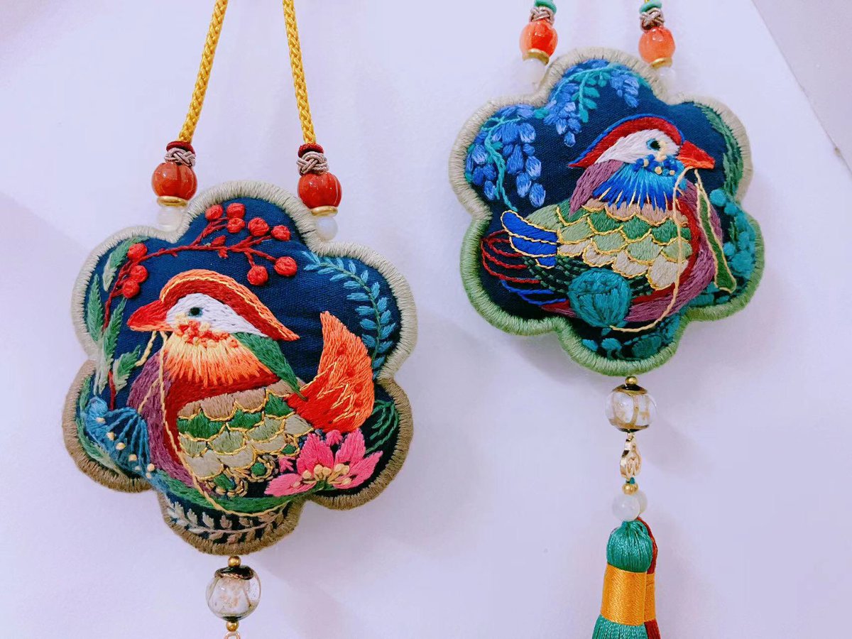 “四张机，四张机，鸳鸯织就欲双飞。可怜未老头先白。春波碧草，晓寒深处，相对浴红衣。”