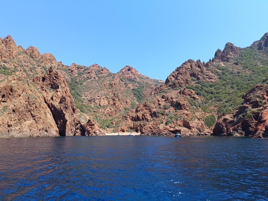 SebastienQuenot's tweet image. La croisière s'amuse à #Scandola.
On mouille sous le panneau d'information, on plonge tranquille, libre de tout contrôle. #EffetReserve #BalanceTonYacht