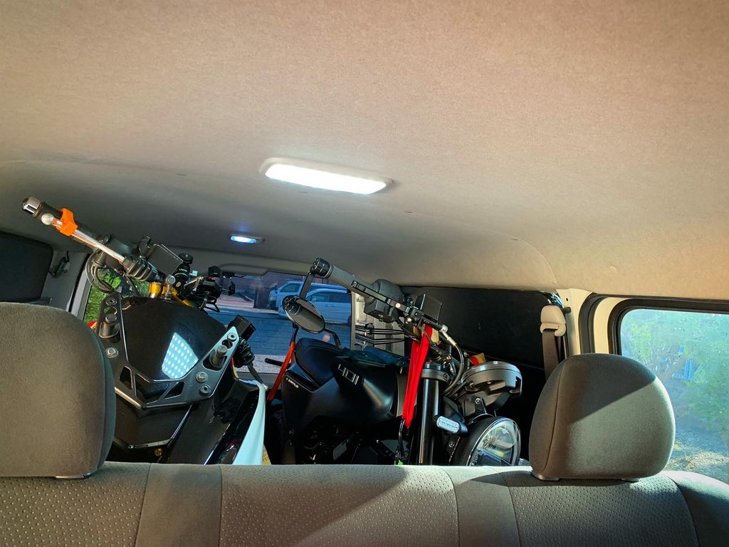 ipponsugi_01's tweet photo. ハイエース ナローでも5名乗車でバイク2台を普通に積めちゃうって凄いな(^^)v #ハイエース #ハイエースカスタム #ハイエーストランポ #ハイエースバイク積載 #ハイエース車中泊 #ハイエース200系 https://t.co/S1AY9wYkng