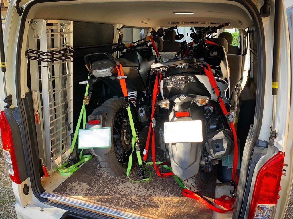 ipponsugi_01's tweet photo. ハイエース ナローでも5名乗車でバイク2台を普通に積めちゃうって凄いな(^^)v #ハイエース #ハイエースカスタム #ハイエーストランポ #ハイエースバイク積載 #ハイエース車中泊 #ハイエース200系 https://t.co/S1AY9wYkng