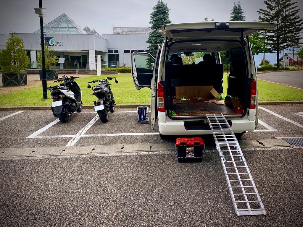 ipponsugi_01's tweet photo. ハイエース ナローでも5名乗車でバイク2台を普通に積めちゃうって凄いな(^^)v #ハイエース #ハイエースカスタム #ハイエーストランポ #ハイエースバイク積載 #ハイエース車中泊 #ハイエース200系 https://t.co/S1AY9wYkng