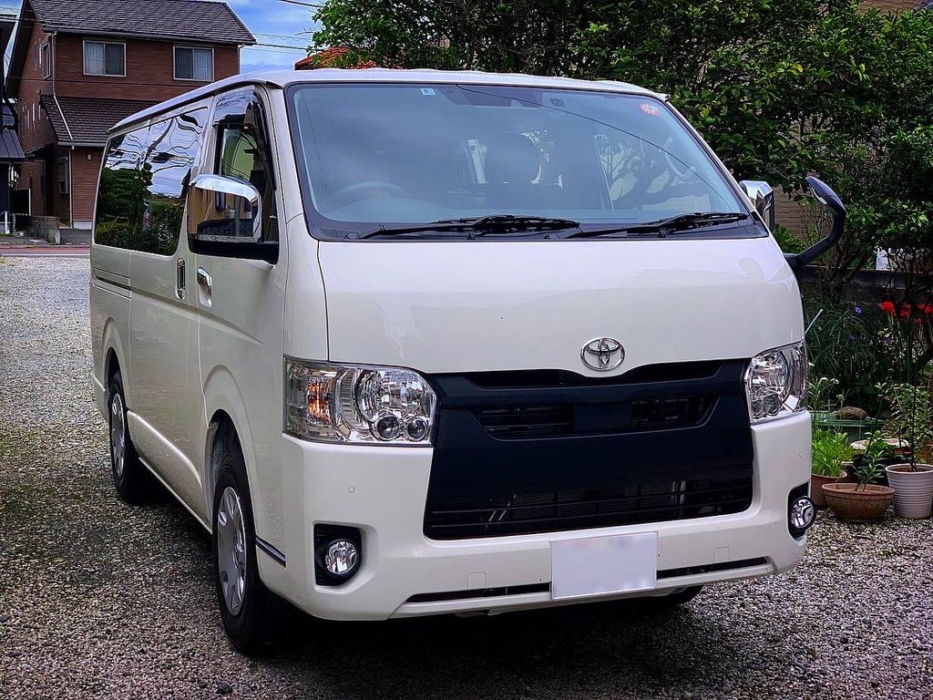 ipponsugi_01's tweet photo. ハイエース ナローでも5名乗車でバイク2台を普通に積めちゃうって凄いな(^^)v #ハイエース #ハイエースカスタム #ハイエーストランポ #ハイエースバイク積載 #ハイエース車中泊 #ハイエース200系 https://t.co/S1AY9wYkng