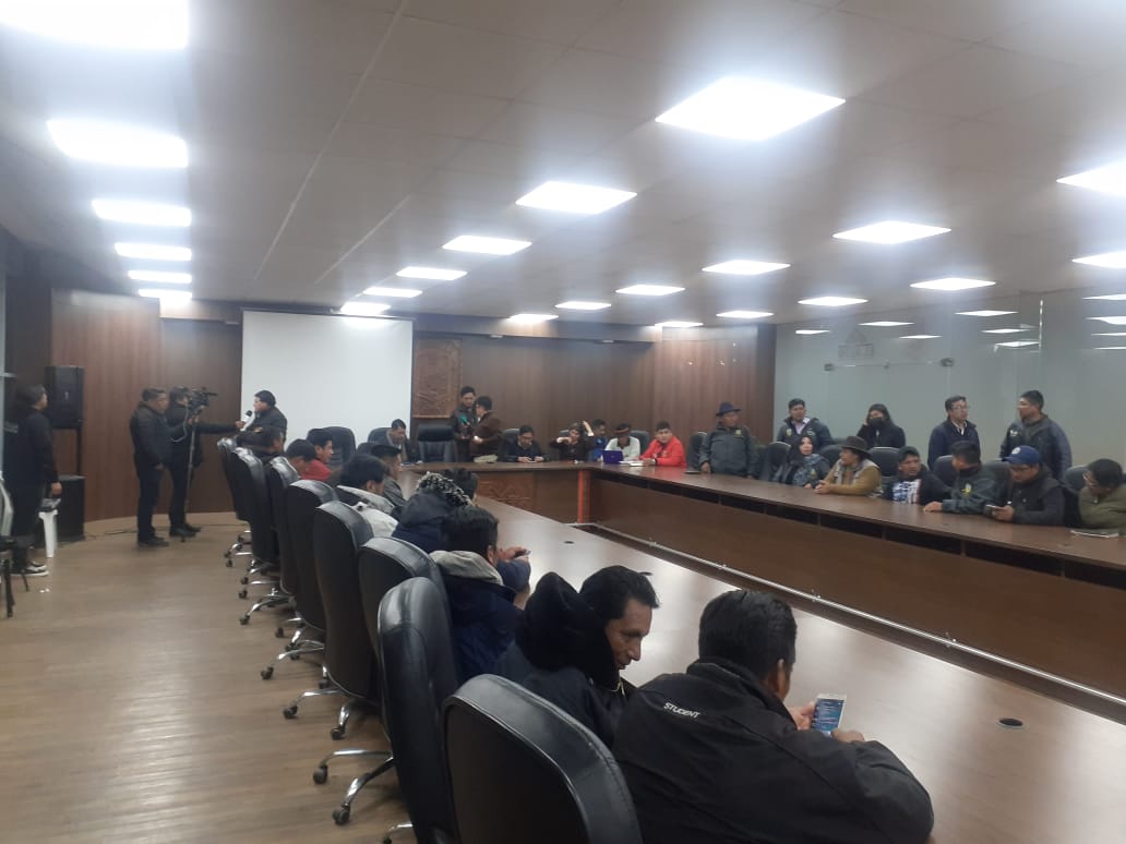 JannetMayta's tweet photo. #Distrito8
Tras instalarse una mesa  de diálogo entre la Federación Andina de Chóferes 1ro de Mayo, la @FEJUVE_del_Sur y la Alcaldía llegan a un acuerdo con relación al trameaje. A su vez también se anuncia la habilitación del Wayna Bus en el Distrito 8 https://t.co/wdX7pfwK8U