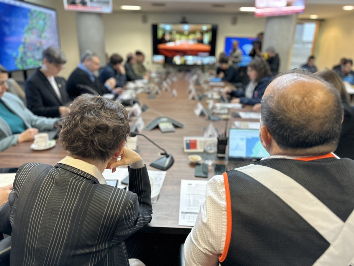 Senapred's tweet photo. 🔴 #AHORA | Ministra del Interior y Director Nacional de #SENAPRED encabezan una nueva reunión del Comité Nacional para la Gestión del Riesgo de Desastres (COGRID), para coordinar acciones ante el sistema frontal que se desarrolla en la zona centro sur. https://t.co/9wD47dF6dr