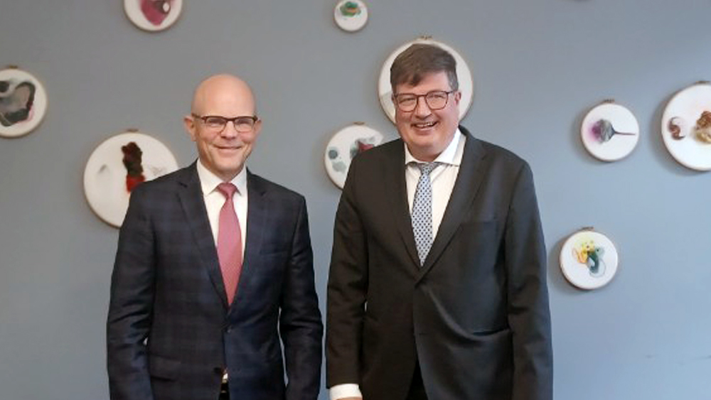 Työministeri <a href="/ArtoSatonen/">Arto Satonen</a> tapasi Viron IT- ja elinkeinoministeri Tiit Riisalon Helsingissä tänään tiistaina 22.8. 

🔸Keskustelussa muun muassa työmarkkinauudistukset. 🇫🇮🇪🇪