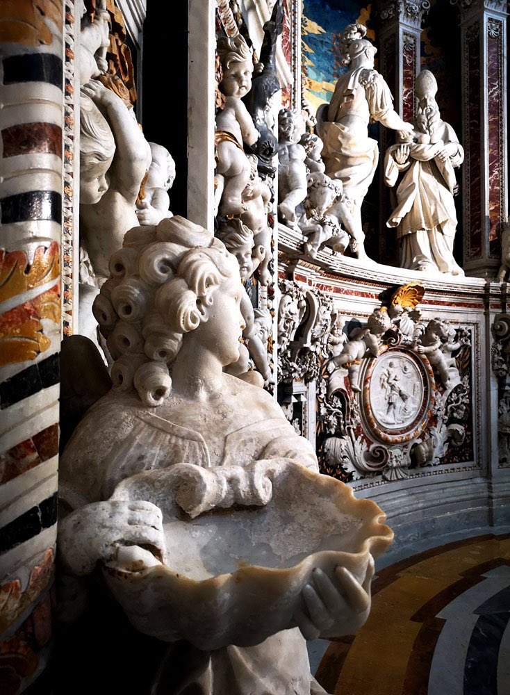 “Quando arriverà il tuo passo metterò una conchiglia sopra una soglia e nell’aprirla i frantumi volando reciteranno il tuo nome” !

C.L. Candiani.
Acquasantiera, particolari barocchi.