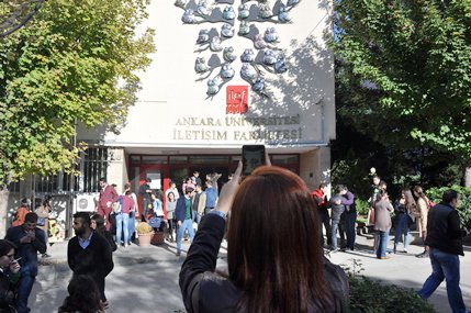 GorunumGzt's tweet photo. İLEF yine en yüksekte

İLEF, kamu üniversiteleri içinde Gazetecilik ile Halkla İlişkiler ve Tanıtım bölümlerinde en yüksek puanla tercih edilen fakülte oldu. Radyo, Televizyon ve Sinema da ilk üç içinde yer aldı.

https://t.co/f4UkmnypUT https://t.co/UoSfgXKu0y