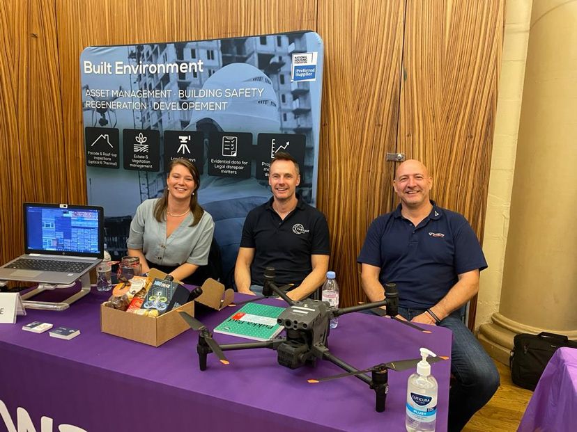 VantageUAV's tweet photo. @VantageUAV spent Saturday enjoying @WandleHA's community day! It was great to interact with residents &amp; discuss how we can work together to improve #ukhousing, services &amp; lives! Thanks for having us!😁 #CustomerSatisfaction #socialhousing #housingassociations #bettertogether https://t.co/X9zHnNDxzg