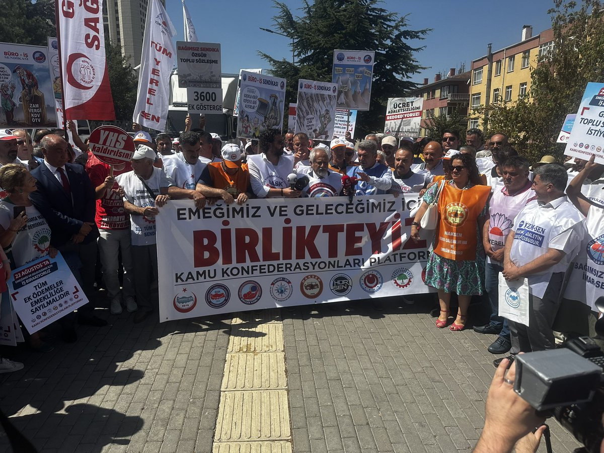 leventkuruoglu's tweet photo. Toplu sözleşme tiyatrosuyla, memura reva görülmek istenen zamları protesto etmek için Kamu Konfederasyonları Platformu olarak Çalışma ve Sosyal Güvenlik Bakanlığı önünde eylemdeydik. 
Eyleme Hür-Sen Konfederasyonuna bağlı Hürriyetçi Eğitim Sen, Hürriyet Sağlık Sen, Hürriyetçi Yerel Sen, Hürriyetçi Tarım Orman Sen, Hürriyetçi Ulaşım Sen, Hürriyetçi Büro Sen Genel Başkanlarıyla katıldık.