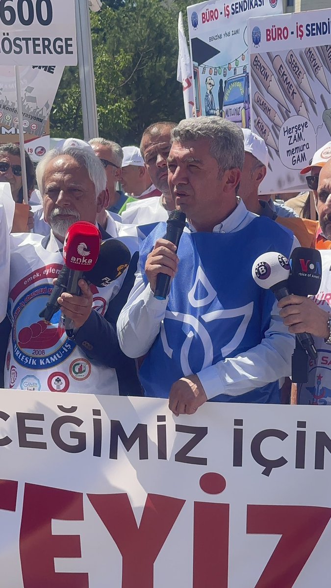 leventkuruoglu's tweet photo. Toplu sözleşme tiyatrosuyla, memura reva görülmek istenen zamları protesto etmek için Kamu Konfederasyonları Platformu olarak Çalışma ve Sosyal Güvenlik Bakanlığı önünde eylemdeydik. 
Eyleme Hür-Sen Konfederasyonuna bağlı Hürriyetçi Eğitim Sen, Hürriyet Sağlık Sen, Hürriyetçi Yerel Sen, Hürriyetçi Tarım Orman Sen, Hürriyetçi Ulaşım Sen, Hürriyetçi Büro Sen Genel Başkanlarıyla katıldık.