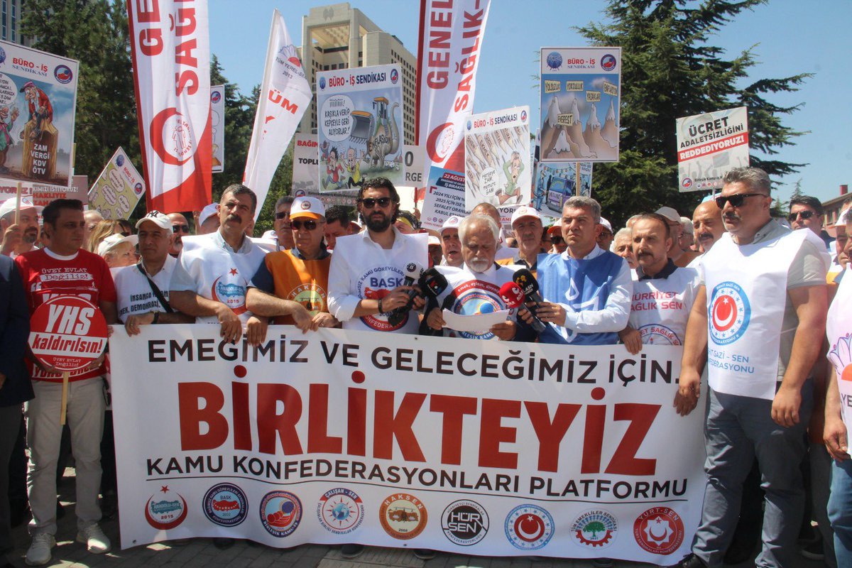 leventkuruoglu's tweet photo. Toplu sözleşme tiyatrosuyla, memura reva görülmek istenen zamları protesto etmek için Kamu Konfederasyonları Platformu olarak Çalışma ve Sosyal Güvenlik Bakanlığı önünde eylemdeydik. 
Eyleme Hür-Sen Konfederasyonuna bağlı Hürriyetçi Eğitim Sen, Hürriyet Sağlık Sen, Hürriyetçi Yerel Sen, Hürriyetçi Tarım Orman Sen, Hürriyetçi Ulaşım Sen, Hürriyetçi Büro Sen Genel Başkanlarıyla katıldık.