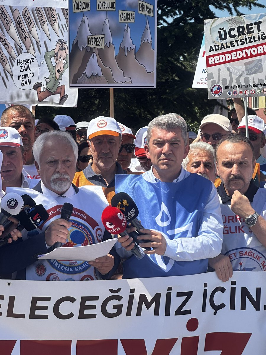 leventkuruoglu's tweet photo. Toplu sözleşme tiyatrosuyla, memura reva görülmek istenen zamları protesto etmek için Kamu Konfederasyonları Platformu olarak Çalışma ve Sosyal Güvenlik Bakanlığı önünde eylemdeydik. 
Eyleme Hür-Sen Konfederasyonuna bağlı Hürriyetçi Eğitim Sen, Hürriyet Sağlık Sen, Hürriyetçi Yerel Sen, Hürriyetçi Tarım Orman Sen, Hürriyetçi Ulaşım Sen, Hürriyetçi Büro Sen Genel Başkanlarıyla katıldık.