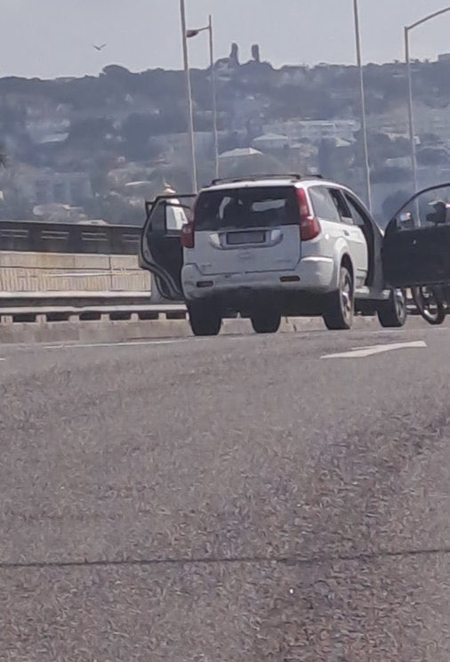 Veetra__'s tweet image. CITRobbery Beatrice Mkhize - N3, Durban, KZN

Bystander shot dead and a vehicle was also hijacked after the gang abandoned their car.