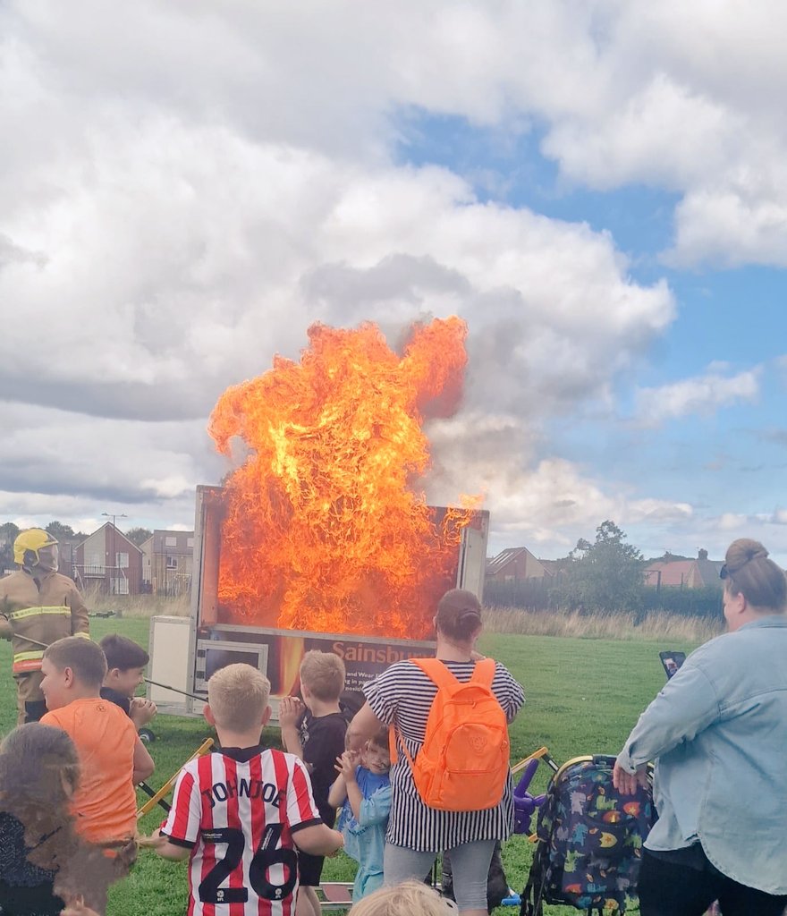 LailaAb95314447's tweet photo. Family Fun Day at Sunderland, brilliant engagement with the Community regarding fire safety in the home ππ₯π€πΌπ
#firesafety
#home
#SmokeAlarmsSaveLives
#twfrs
@Tyne_Wear_FRS
@MehrbanSadiq
@Kas1691Ks
@PeterHeath8
@WMNicMordecai https://t.co/0gRs7ro45f