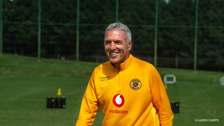 Cellular_jnr's tweet photo. Makhosi… Would you bring back Ernst Middendorp to Kaizer Chiefs? 🤔 https://t.co/uBYDhpzuLi