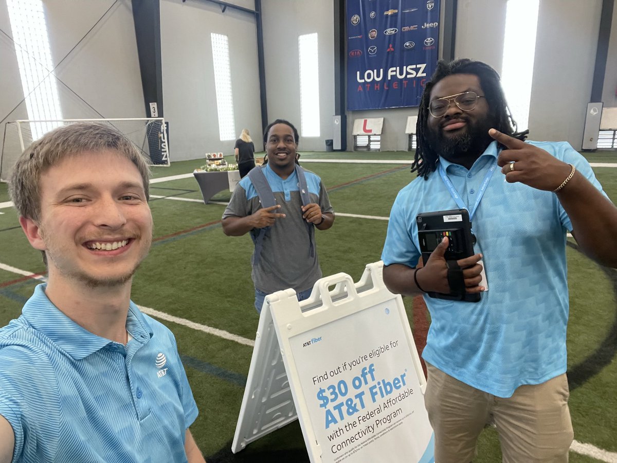 Spreading the word about the Affordable Connectivity Program at the St. Louis MOM’s Back to School bash! #ATTFiber #LifeAtATT @ike_beeze @KattiaS_Ramirez @AlyssaMoore_12 @KAMO_ImMOrtals @KAMOkonnects @ATT