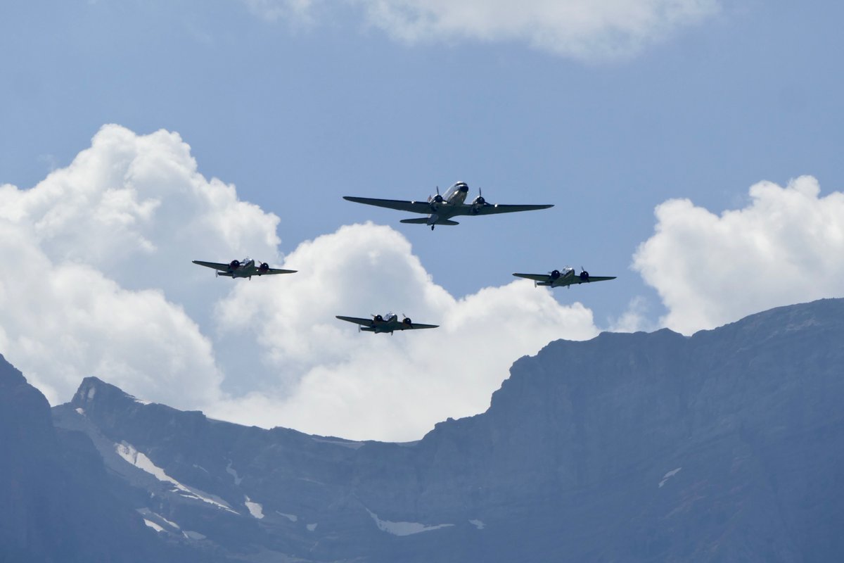 Roli_Net's tweet photo. wonderful #zigairmeet #airshow #swissair DC-3 N431HM &amp; three Beech 18 #beech18 #DC3 #classiccformation #mollis #glarus #avgeek #avgeeks #aviation #aviationslovers #aviationphotography #planespotting #planespotters #zigairmeet2023 https://t.co/sJ1J5wYcMv