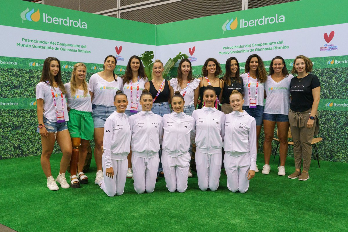 RFEGimnasia's tweet photo. Tras el entrenamiento oficial, el #TeamESP de #GR ha tenido la oportunidad de conocer y charlar con las embajadoras de nuestro patrocinador @iberdrola y las embajadoras del Campeonato del Mundo, el #equipaso. ¡Gracias por vuestras palabras de fuerza al equipo! ❤️ #RhyWorlds2023 https://t.co/zlSB32aMWK