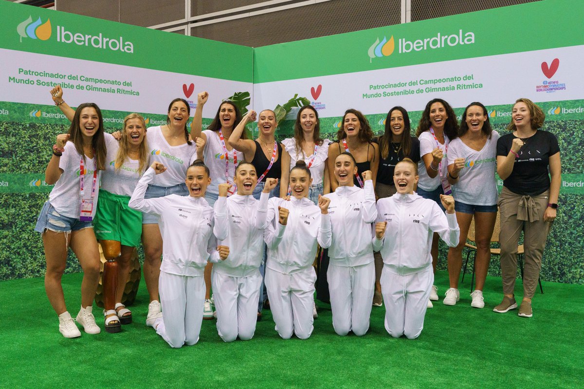 RFEGimnasia's tweet photo. Tras el entrenamiento oficial, el #TeamESP de #GR ha tenido la oportunidad de conocer y charlar con las embajadoras de nuestro patrocinador @iberdrola y las embajadoras del Campeonato del Mundo, el #equipaso. ¡Gracias por vuestras palabras de fuerza al equipo! ❤️ #RhyWorlds2023 https://t.co/zlSB32aMWK