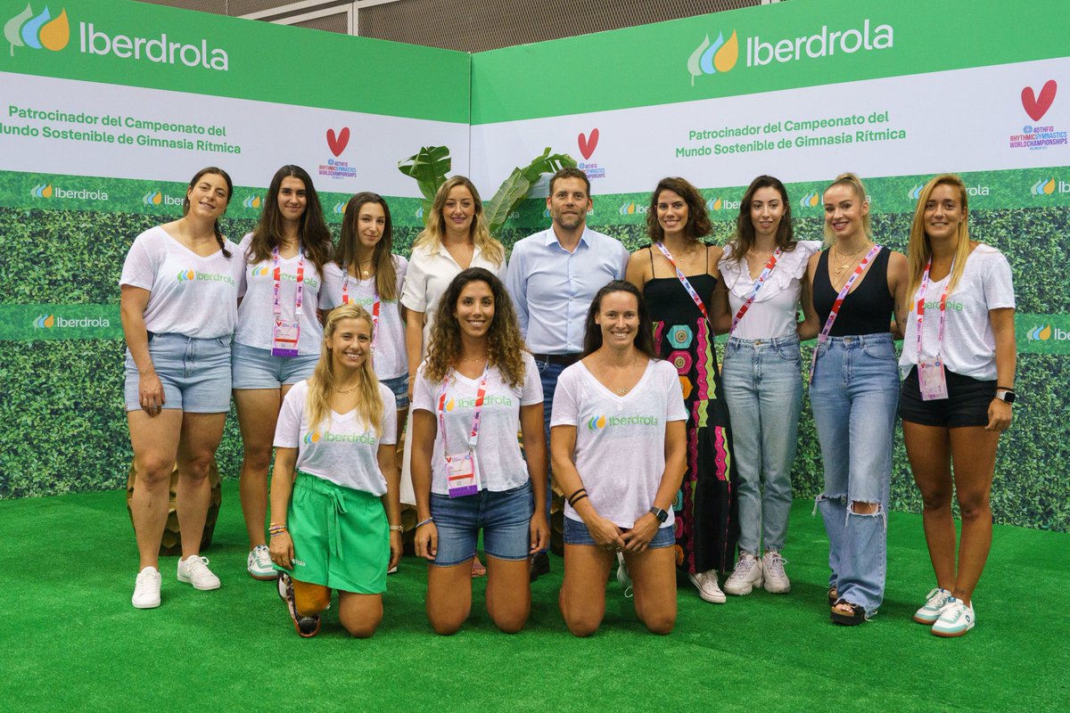 RFEGimnasia's tweet photo. Tras el entrenamiento oficial, el #TeamESP de #GR ha tenido la oportunidad de conocer y charlar con las embajadoras de nuestro patrocinador @iberdrola y las embajadoras del Campeonato del Mundo, el #equipaso. ¡Gracias por vuestras palabras de fuerza al equipo! ❤️ #RhyWorlds2023 https://t.co/zlSB32aMWK