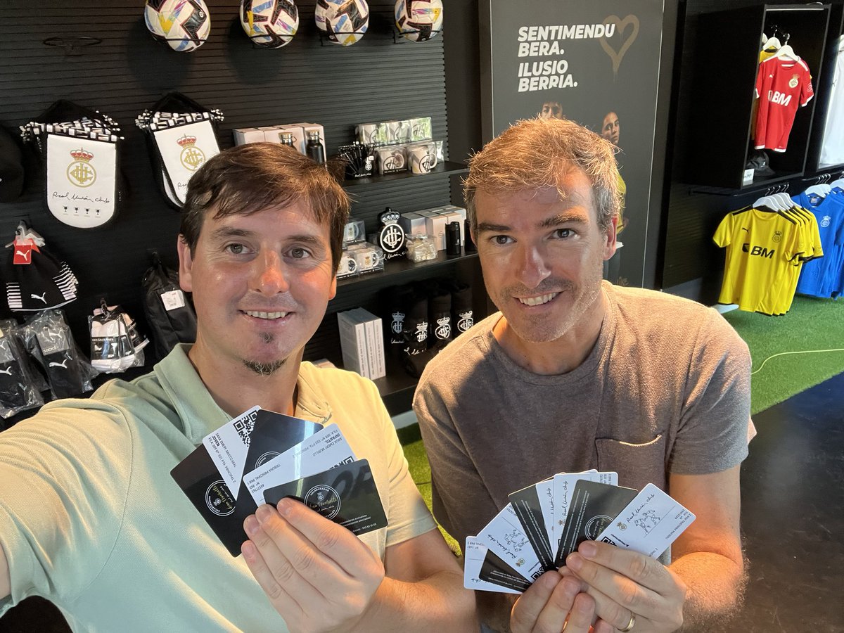 Iganderako eta denboraldi osorako txartel berriak prest!
¡Ya tenemos nuestros nuevos carnés para toda la temporada!
Gu ere Txuribeltz 🤍🖤!