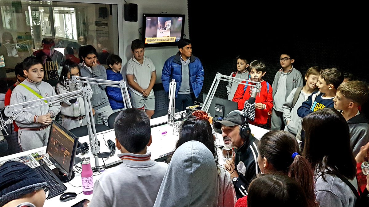 RadioSaltaAM840's tweet photo. #SinFiltro
Nos visitaron niños de 5° grado del Colegio Magnus, disfrutando y aprendiendo en su paso por #RadioSalta 
Gracias por el entusiasmo! https://t.co/wRwie3WzP8