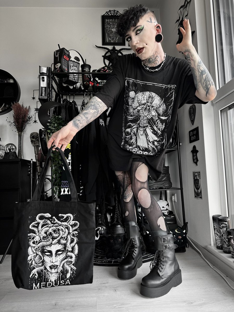 VampireFreaks's tweet photo. How fangtastic does @drratz666 look in our The Lich King Tee w/ our Medusa VampireFreaks Zipper Tote Bag !
#Goth #Gothic #GothFashion #TheLichKing #SpookyFashion #Rippedfishnets #gothstyle #vampirefreaks https://t.co/O3Kzkg9NVr