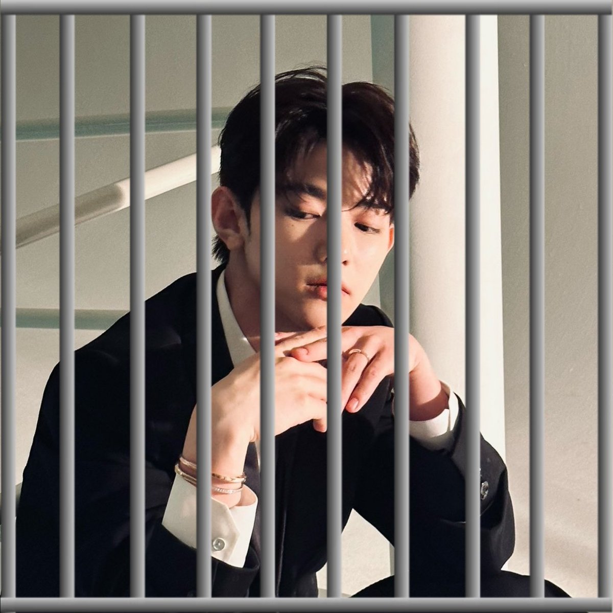 INTERPOLrosin's tweet photo. 9PM KST 🚨
user @haoibi is jailed for :
- delusion
- extreme downbadness

Will be questioned about the extreme downbadness in 48 hours. https://t.co/tlPdq473fU