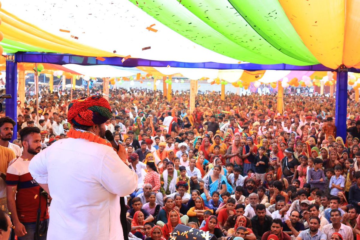 TeamAG015's tweet photo. कोटड़ी क्षैत्र की ईश्वर तुल्य जनता, और आदरणीय भाई साहब श्री @dgurjarofficial का ओजस्वी प्रभाव सबके मन-मस्तिष्क पर शिलांकित है, धीरजमयी प्रभात से लेकर रिमझिम बरसती संध्या तक लोगों का आगमन अकल्पनीय था।
#जहाजपुर_का_लाल
#धर्मवीर_धीरज
@ashokgehlot51 
@RahulGandhi 
@INCRajasthan https://t.co/M3WXOsy63D