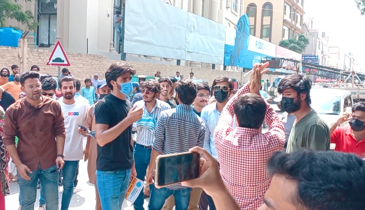 UsamaMushtaqPK's tweet photo. لاہور یونیورسٹیز کے فیسز میں بےجا اضافہ پر یونیورسٹی کے طلباء و طالبات سراپا احتجاج ہیں یونیورسٹی کی طرف سے فیس میں بڑا اضافہ طلباء اور ان کے والدین کے لیے شدید پریشانی کا باعث ہے https://t.co/YUBt4jIwLy
