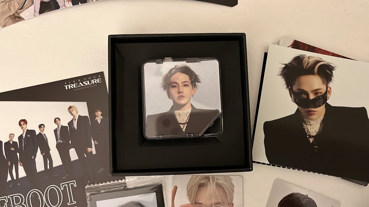 naba_lyea's tweet photo. OMG THIS IS CRAZYYYYYYY! I just got back home and I went straightaway unboxing my kit album. 

LOOK WHAT I GOTTTTTTT😩🥹🔥😭🤯🫶🏻❤️

This is the second time I brought from Tee. Really love her service. Go buy from her!
 #TeeKONed02Feedback
#treasure 
#pasartreasureMY https://t.co/SgDEKZSvX9