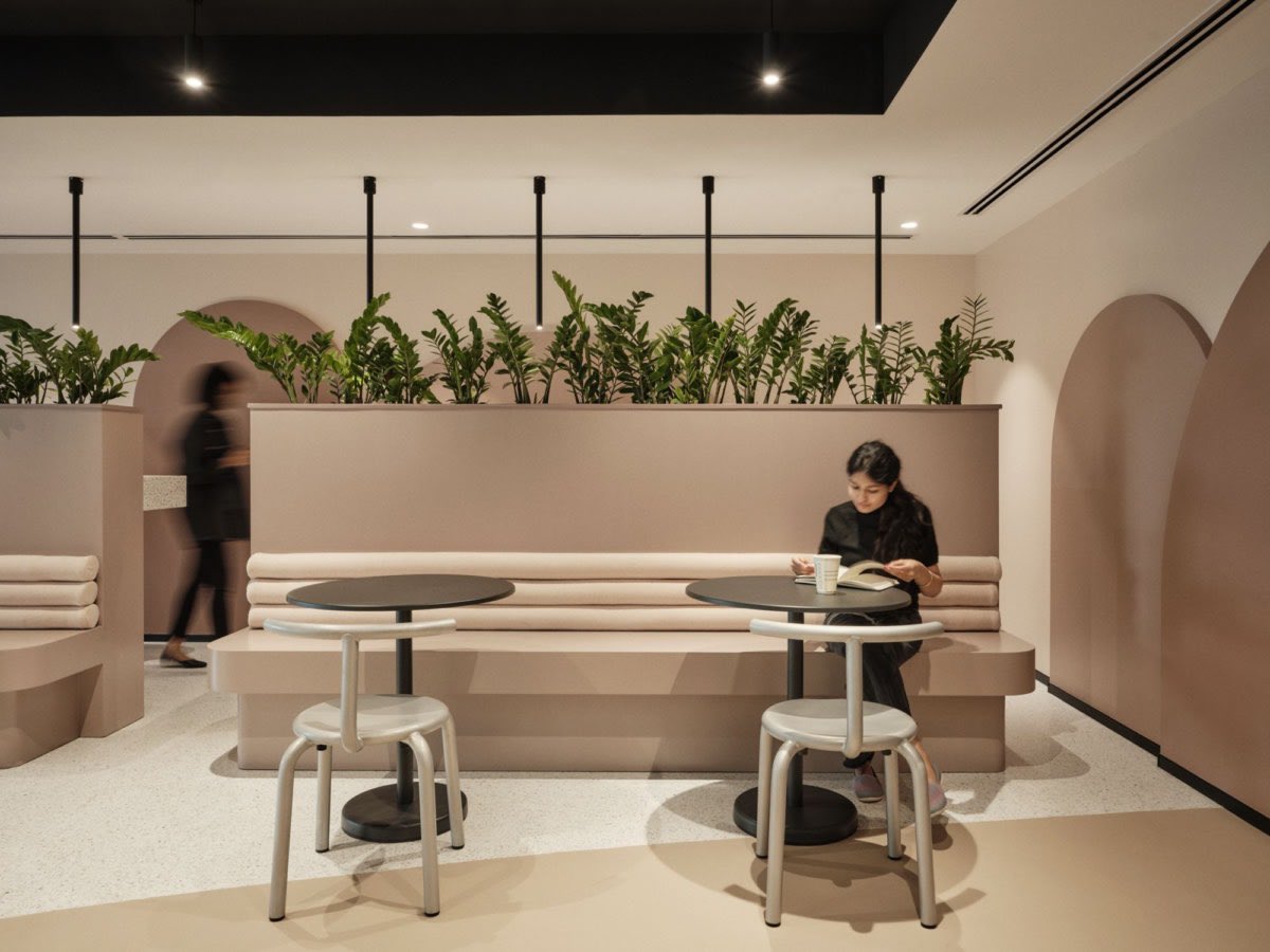 Ultraconfidentiel Design created the design for Tira Beauty's Mumbai office, incorporating a young and diverse culture with organic shapes, muted colors and flexible spaces for work and collaboration.

See the full project: officesnapshots.com/2023/06/26/tir…

<a href="/Ultra_Studio/">Ultraconfidentiel</a> @tirabeauty