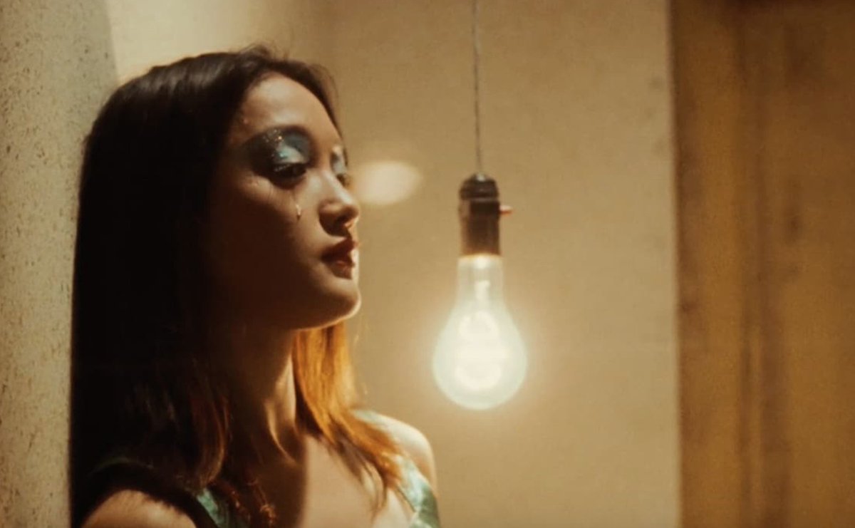 Lou Ye's brilliant Suzhou River (2000) uses jump cuts, handheld cameras, voice over narration, visible light sources, a videographer protagonist, and characters who work as performers to highlight undermine "cinematic" narratives.

Read more below:
foreignfilm.substack.com/p/suzhou-river…