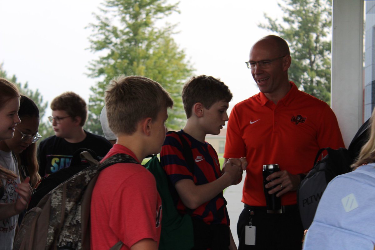 PlatteCountyR3's tweet photo. Welcome back PCMS Pirates! Have a great #PCR3FirstDay! 🧡🖤 https://t.co/StG17Wx80c